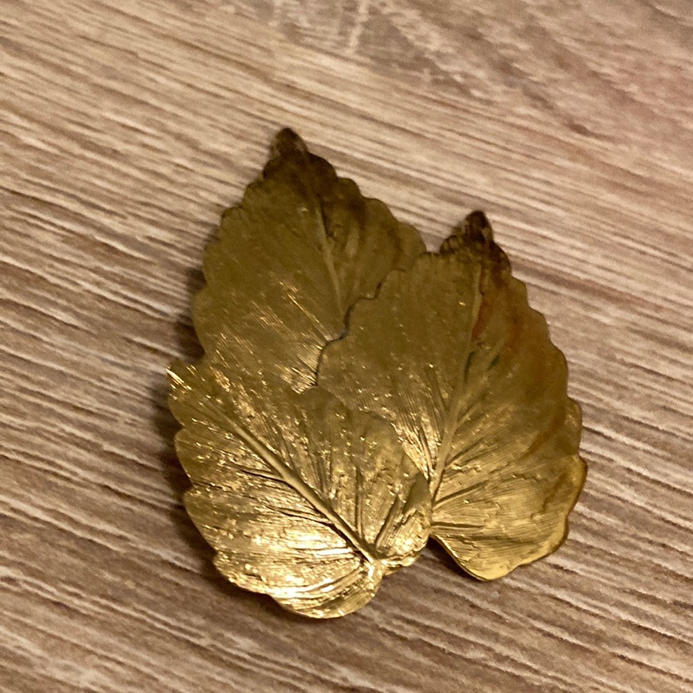 Vintage 3 leaves brooch